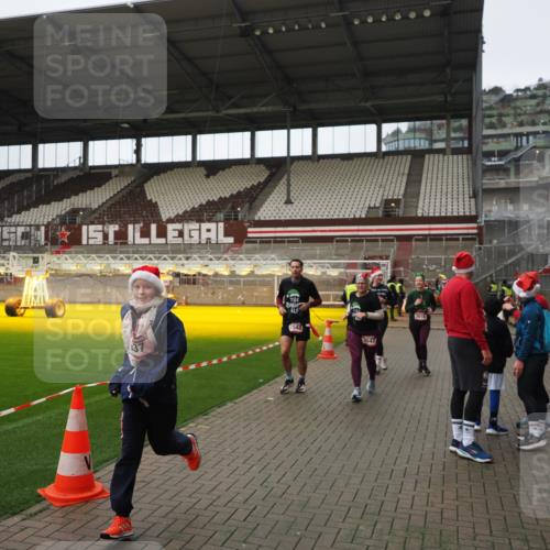 07.12.2025 - St. Pauli X-Mass-Run No. 15 Fabian Wolf http://msf.ph/oto/9422241 07.12.2025 11:51:05 Ziel 995, 996, 2547, 2548, 2672, 3616, 3618 meine-sportfotos.de