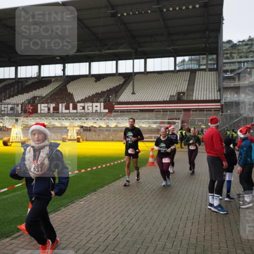 07.12.2025 - St. Pauli X-Mass-Run No. 15 Fabian Wolf http://msf.ph/oto/9422242 07.12.2025 11:51:05 Ziel 995, 996, 2547, 2548, 2672, 3616, 3618 meine-sportfotos.de