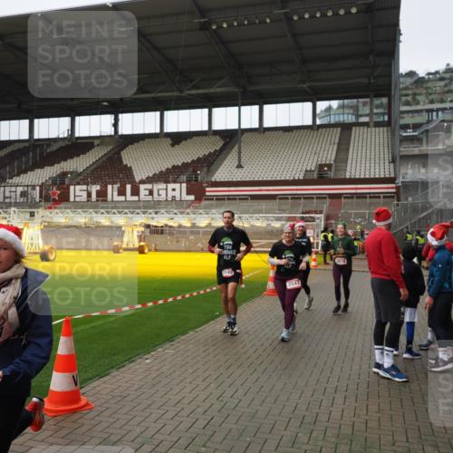 07.12.2025 - St. Pauli X-Mass-Run No. 15 Fabian Wolf http://msf.ph/oto/9422243 07.12.2025 11:51:05 Ziel 995, 996, 2547, 2548, 2672, 3616, 3618 meine-sportfotos.de