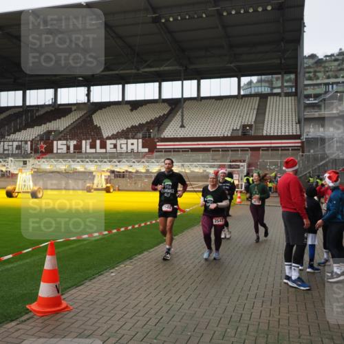 07.12.2025 - St. Pauli X-Mass-Run No. 15 Fabian Wolf http://msf.ph/oto/9422244 07.12.2025 11:51:05 Ziel 995, 996, 2547, 2548, 2672, 3616, 3618 meine-sportfotos.de