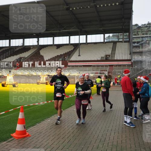 07.12.2025 - St. Pauli X-Mass-Run No. 15 Fabian Wolf http://msf.ph/oto/9422245 07.12.2025 11:51:06 Ziel 995, 996, 2547, 2548, 2672, 3616, 3618 meine-sportfotos.de