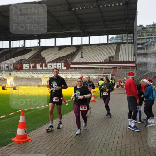 07.12.2025 - St. Pauli X-Mass-Run No. 15 Fabian Wolf http://msf.ph/oto/9422246 07.12.2025 11:51:06 Ziel 995, 996, 2547, 2548, 2672, 3616, 3618 meine-sportfotos.de