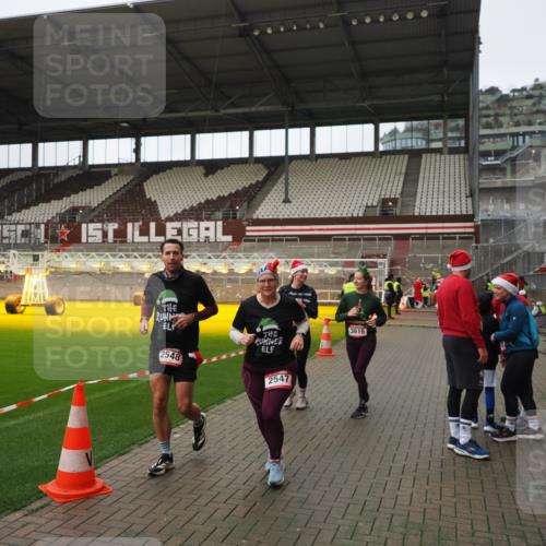 07.12.2025 - St. Pauli X-Mass-Run No. 15 Fabian Wolf http://msf.ph/oto/9422247 07.12.2025 11:51:07 Ziel 995, 996, 2547, 2548, 2672, 3616, 3618 meine-sportfotos.de