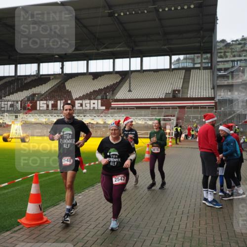 07.12.2025 - St. Pauli X-Mass-Run No. 15 Fabian Wolf http://msf.ph/oto/9422248 07.12.2025 11:51:07 Ziel 995, 996, 2547, 2548, 2672, 3616, 3618 meine-sportfotos.de