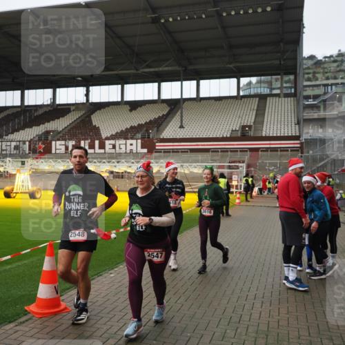 07.12.2025 - St. Pauli X-Mass-Run No. 15 Fabian Wolf http://msf.ph/oto/9422249 07.12.2025 11:51:07 Ziel 995, 996, 2547, 2548, 2672, 3616, 3618 meine-sportfotos.de