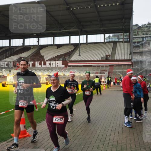 07.12.2025 - St. Pauli X-Mass-Run No. 15 Fabian Wolf http://msf.ph/oto/9422250 07.12.2025 11:51:07 Ziel 995, 996, 2547, 2548, 2672, 3616, 3618 meine-sportfotos.de