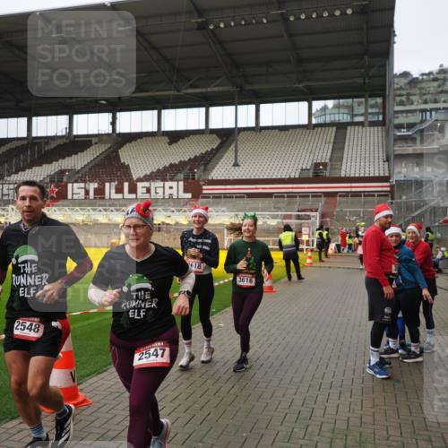 07.12.2025 - St. Pauli X-Mass-Run No. 15 Fabian Wolf http://msf.ph/oto/9422251 07.12.2025 11:51:07 Ziel 995, 996, 2547, 2548, 2672, 3616, 3618 meine-sportfotos.de