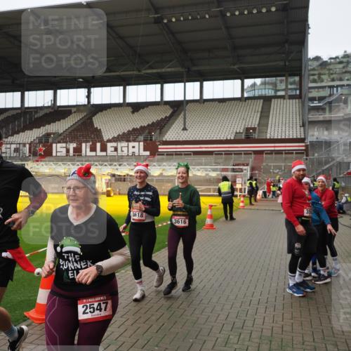 07.12.2025 - St. Pauli X-Mass-Run No. 15 Fabian Wolf http://msf.ph/oto/9422252 07.12.2025 11:51:08 Ziel 995, 996, 2547, 2548, 2670, 2672, 3616, 3618 meine-sportfotos.de