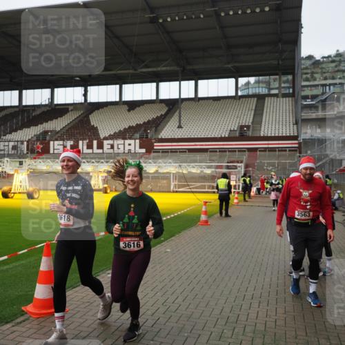 07.12.2025 - St. Pauli X-Mass-Run No. 15 Fabian Wolf http://msf.ph/oto/9422253 07.12.2025 11:51:08 Ziel 995, 996, 2547, 2548, 2670, 2672, 3616, 3618 meine-sportfotos.de