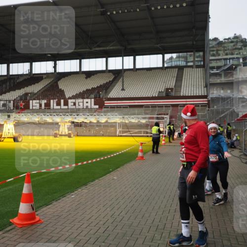 07.12.2025 - St. Pauli X-Mass-Run No. 15 Fabian Wolf http://msf.ph/oto/9422254 07.12.2025 11:51:10 Ziel 995, 996, 2547, 2548, 2670, 2672, 3616, 3618 meine-sportfotos.de