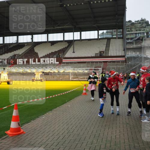 07.12.2025 - St. Pauli X-Mass-Run No. 15 Fabian Wolf http://msf.ph/oto/9422255 07.12.2025 11:51:15 Ziel 2547, 2548, 2585, 2670, 2672, 3616, 3618, 4609 meine-sportfotos.de