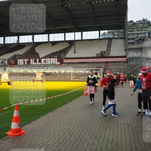 07.12.2025 - St. Pauli X-Mass-Run No. 15 Fabian Wolf http://msf.ph/oto/9422257 07.12.2025 11:51:16 Ziel 2547, 2548, 2585, 2589, 2670, 2672, 3616, 3618, 4609 meine-sportfotos.de
