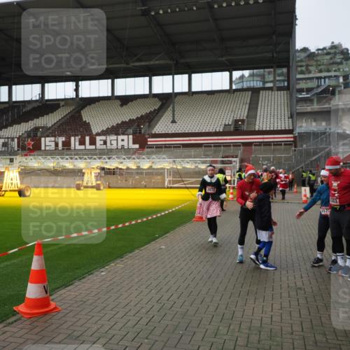 07.12.2025 - St. Pauli X-Mass-Run No. 15 Fabian Wolf http://msf.ph/oto/9422258 07.12.2025 11:51:16 Ziel 2547, 2548, 2585, 2589, 2670, 2672, 3616, 3618, 4609 meine-sportfotos.de