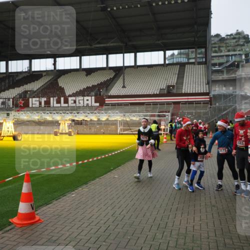 07.12.2025 - St. Pauli X-Mass-Run No. 15 Fabian Wolf http://msf.ph/oto/9422259 07.12.2025 11:51:17 Ziel 2585, 2589, 2670, 2672, 3116, 3616, 3618, 4609 meine-sportfotos.de
