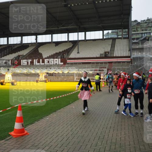 07.12.2025 - St. Pauli X-Mass-Run No. 15 Fabian Wolf http://msf.ph/oto/9422260 07.12.2025 11:51:17 Ziel 2585, 2589, 2670, 2672, 3116, 3616, 3618, 4609 meine-sportfotos.de