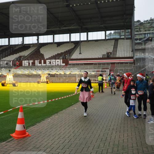 07.12.2025 - St. Pauli X-Mass-Run No. 15 Fabian Wolf http://msf.ph/oto/9422261 07.12.2025 11:51:17 Ziel 2585, 2589, 2670, 2672, 3116, 3616, 3618, 4609 meine-sportfotos.de