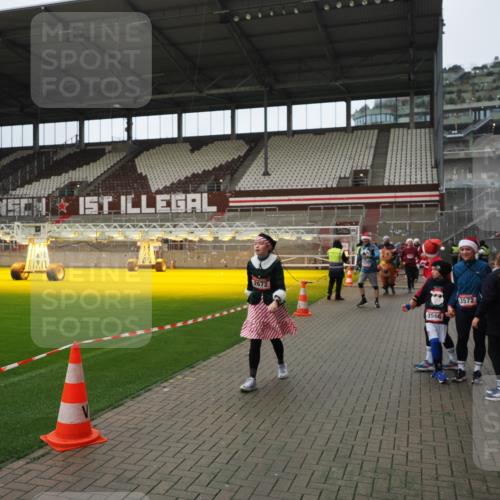 07.12.2025 - St. Pauli X-Mass-Run No. 15 Fabian Wolf http://msf.ph/oto/9422262 07.12.2025 11:51:18 Ziel 2585, 2589, 2670, 2672, 3116, 3616, 3618, 3959, 4609 meine-sportfotos.de