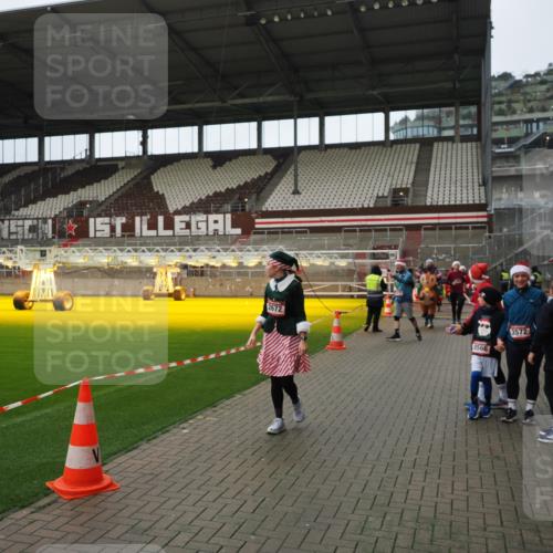 07.12.2025 - St. Pauli X-Mass-Run No. 15 Fabian Wolf http://msf.ph/oto/9422263 07.12.2025 11:51:18 Ziel 2585, 2589, 2670, 2672, 3116, 3616, 3618, 3959, 4609 meine-sportfotos.de