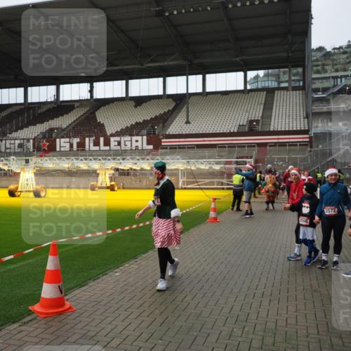 07.12.2025 - St. Pauli X-Mass-Run No. 15 Fabian Wolf http://msf.ph/oto/9422264 07.12.2025 11:51:18 Ziel 2585, 2589, 2670, 2672, 3116, 3616, 3618, 3959, 4609 meine-sportfotos.de
