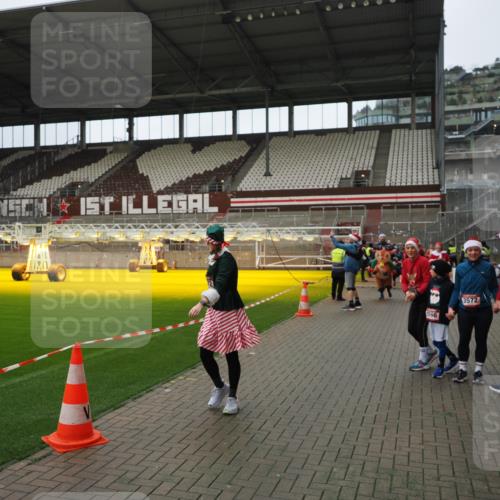 07.12.2025 - St. Pauli X-Mass-Run No. 15 Fabian Wolf http://msf.ph/oto/9422265 07.12.2025 11:51:19 Ziel 2374, 2585, 2589, 2670, 2672, 3116, 3616, 3618, 3959, 4340, 4609 meine-sportfotos.de