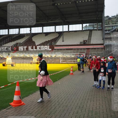 07.12.2025 - St. Pauli X-Mass-Run No. 15 Fabian Wolf http://msf.ph/oto/9422266 07.12.2025 11:51:19 Ziel 2374, 2585, 2589, 2670, 2672, 3116, 3616, 3618, 3959, 4340, 4609 meine-sportfotos.de