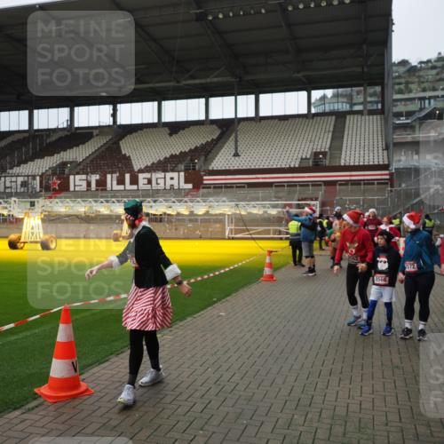 07.12.2025 - St. Pauli X-Mass-Run No. 15 Fabian Wolf http://msf.ph/oto/9422267 07.12.2025 11:51:19 Ziel 2374, 2585, 2589, 2670, 2672, 3116, 3616, 3618, 3959, 4340, 4609 meine-sportfotos.de