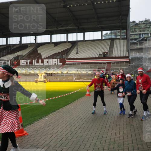 07.12.2025 - St. Pauli X-Mass-Run No. 15 Fabian Wolf http://msf.ph/oto/9422268 07.12.2025 11:51:20 Ziel 2374, 2585, 2589, 2670, 2672, 3116, 3449, 3451, 3959, 4340, 4609 meine-sportfotos.de