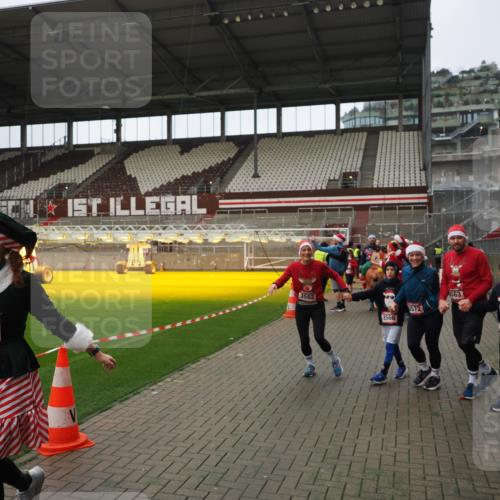 07.12.2025 - St. Pauli X-Mass-Run No. 15 Fabian Wolf http://msf.ph/oto/9422269 07.12.2025 11:51:21 Ziel 2374, 2585, 2589, 2670, 2672, 3116, 3449, 3451, 3959, 4340, 4609 meine-sportfotos.de