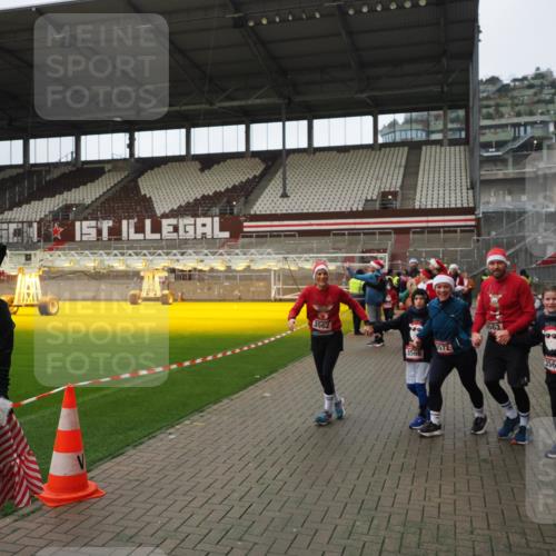 07.12.2025 - St. Pauli X-Mass-Run No. 15 Fabian Wolf http://msf.ph/oto/9422270 07.12.2025 11:51:21 Ziel 2374, 2585, 2589, 2670, 2672, 3116, 3449, 3451, 3959, 4340, 4609 meine-sportfotos.de