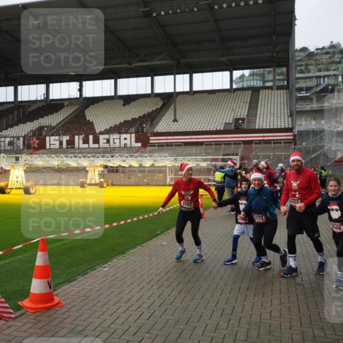 07.12.2025 - St. Pauli X-Mass-Run No. 15 Fabian Wolf http://msf.ph/oto/9422271 07.12.2025 11:51:21 Ziel 2374, 2585, 2589, 2670, 2672, 3116, 3449, 3451, 3959, 4340, 4609 meine-sportfotos.de