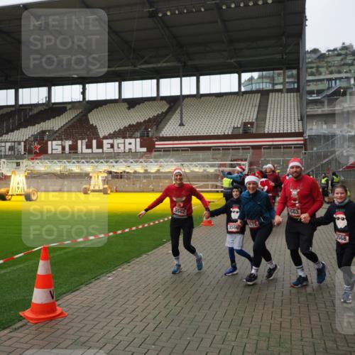 07.12.2025 - St. Pauli X-Mass-Run No. 15 Fabian Wolf http://msf.ph/oto/9422272 07.12.2025 11:51:21 Ziel 2374, 2585, 2589, 2670, 2672, 3116, 3449, 3451, 3959, 4340, 4609 meine-sportfotos.de