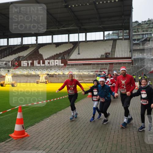 07.12.2025 - St. Pauli X-Mass-Run No. 15 Fabian Wolf http://msf.ph/oto/9422273 07.12.2025 11:51:21 Ziel 2374, 2585, 2589, 2670, 2672, 3116, 3449, 3451, 3959, 4340, 4609 meine-sportfotos.de