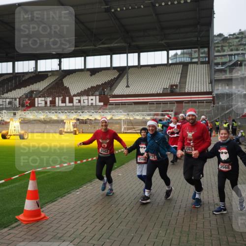 07.12.2025 - St. Pauli X-Mass-Run No. 15 Fabian Wolf http://msf.ph/oto/9422274 07.12.2025 11:51:22 Ziel 2374, 2585, 2589, 2670, 2672, 3116, 3449, 3451, 3959, 4340, 4609 meine-sportfotos.de