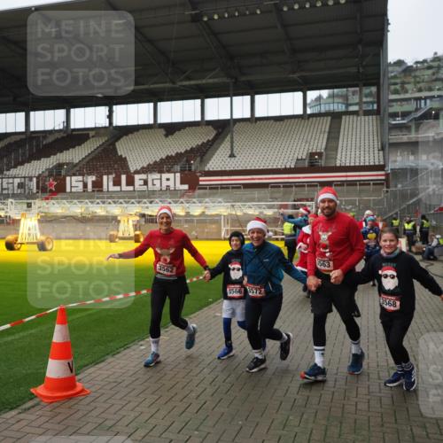07.12.2025 - St. Pauli X-Mass-Run No. 15 Fabian Wolf http://msf.ph/oto/9422275 07.12.2025 11:51:22 Ziel 2374, 2585, 2589, 2670, 2672, 3116, 3449, 3451, 3959, 4340, 4609 meine-sportfotos.de
