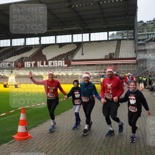 07.12.2025 - St. Pauli X-Mass-Run No. 15 Fabian Wolf http://msf.ph/oto/9422276 07.12.2025 11:51:22 Ziel 2374, 2585, 2589, 2670, 2672, 3116, 3449, 3451, 3959, 4340, 4609 meine-sportfotos.de