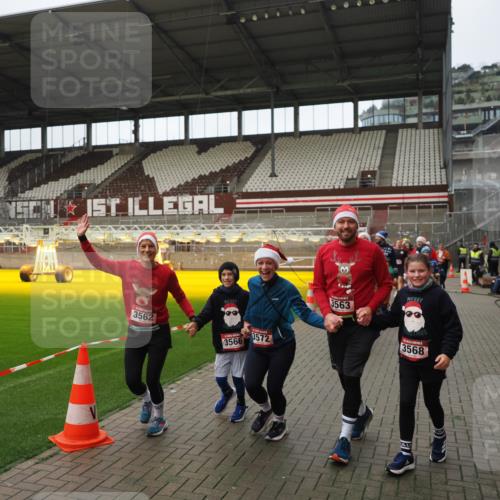07.12.2025 - St. Pauli X-Mass-Run No. 15 Fabian Wolf http://msf.ph/oto/9422277 07.12.2025 11:51:22 Ziel 2374, 2585, 2589, 2670, 2672, 3116, 3449, 3451, 3959, 4340, 4609 meine-sportfotos.de