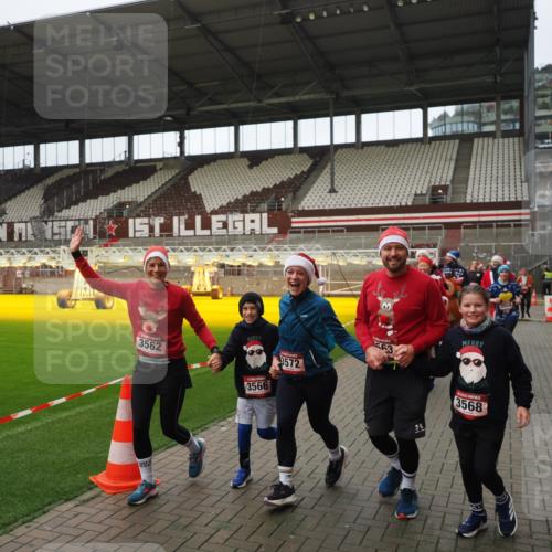 07.12.2025 - St. Pauli X-Mass-Run No. 15 Fabian Wolf http://msf.ph/oto/9422278 07.12.2025 11:51:22 Ziel 2374, 2585, 2589, 2670, 2672, 3116, 3449, 3451, 3959, 4340, 4609 meine-sportfotos.de