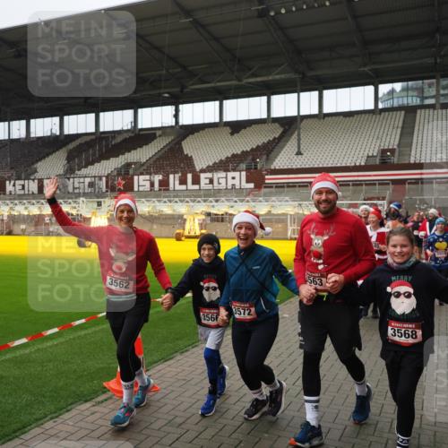 07.12.2025 - St. Pauli X-Mass-Run No. 15 Fabian Wolf http://msf.ph/oto/9422279 07.12.2025 11:51:23 Ziel 2374, 2585, 2589, 2670, 2672, 3116, 3449, 3451, 3959, 4340, 4609 meine-sportfotos.de