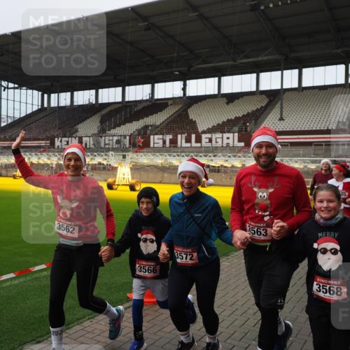 07.12.2025 - St. Pauli X-Mass-Run No. 15 Fabian Wolf http://msf.ph/oto/9422281 07.12.2025 11:51:23 Ziel 2374, 2585, 2589, 2670, 2672, 3116, 3449, 3451, 3959, 4340, 4609 meine-sportfotos.de