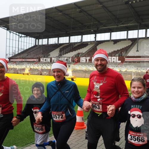 07.12.2025 - St. Pauli X-Mass-Run No. 15 Fabian Wolf http://msf.ph/oto/9422283 07.12.2025 11:51:23 Ziel 2374, 2585, 2589, 2670, 2672, 3116, 3449, 3451, 3959, 4340, 4609 meine-sportfotos.de