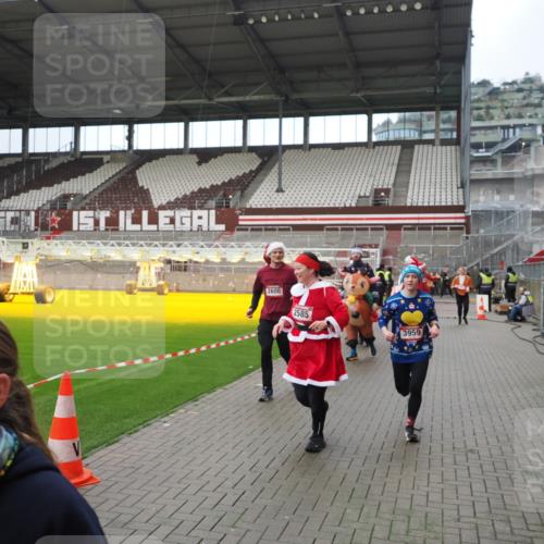 07.12.2025 - St. Pauli X-Mass-Run No. 15 Fabian Wolf http://msf.ph/oto/9422284 07.12.2025 11:51:24 Ziel 2374, 2585, 2589, 2670, 2672, 3116, 3449, 3451, 3959, 4340, 4609 meine-sportfotos.de