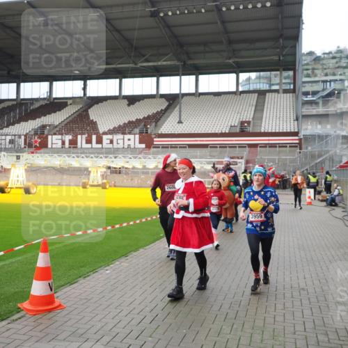 07.12.2025 - St. Pauli X-Mass-Run No. 15 Fabian Wolf http://msf.ph/oto/9422285 07.12.2025 11:51:24 Ziel 2374, 2585, 2589, 2670, 2672, 3116, 3449, 3451, 3959, 4340, 4609 meine-sportfotos.de