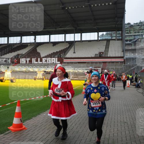 07.12.2025 - St. Pauli X-Mass-Run No. 15 Fabian Wolf http://msf.ph/oto/9422288 07.12.2025 11:51:25 Ziel 2374, 2585, 2589, 2670, 2672, 3116, 3449, 3451, 3959, 4340, 4609 meine-sportfotos.de