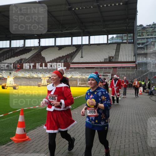 07.12.2025 - St. Pauli X-Mass-Run No. 15 Fabian Wolf http://msf.ph/oto/9422289 07.12.2025 11:51:25 Ziel 2374, 2585, 2589, 2670, 2672, 3116, 3449, 3451, 3959, 4340, 4609 meine-sportfotos.de