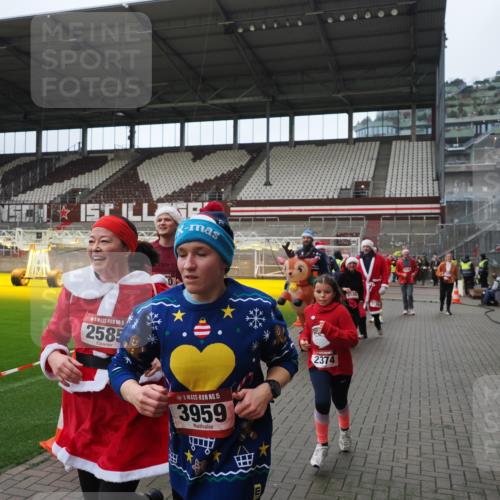 07.12.2025 - St. Pauli X-Mass-Run No. 15 Fabian Wolf http://msf.ph/oto/9422291 07.12.2025 11:51:25 Ziel 2374, 2585, 2589, 2670, 2672, 3116, 3449, 3451, 3959, 4340, 4609 meine-sportfotos.de