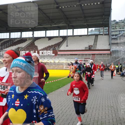 07.12.2025 - St. Pauli X-Mass-Run No. 15 Fabian Wolf http://msf.ph/oto/9422292 07.12.2025 11:51:26 Ziel 2374, 2585, 2589, 2670, 3116, 3449, 3451, 3959, 4340, 4609 meine-sportfotos.de