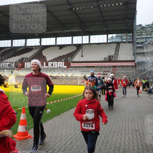 07.12.2025 - St. Pauli X-Mass-Run No. 15 Fabian Wolf http://msf.ph/oto/9422293 07.12.2025 11:51:26 Ziel 2374, 2585, 2589, 2670, 3116, 3449, 3451, 3959, 4340, 4609 meine-sportfotos.de