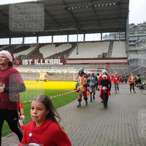 07.12.2025 - St. Pauli X-Mass-Run No. 15 Fabian Wolf http://msf.ph/oto/9422294 07.12.2025 11:51:26 Ziel 2374, 2585, 2589, 2670, 3116, 3449, 3451, 3959, 4340, 4609 meine-sportfotos.de