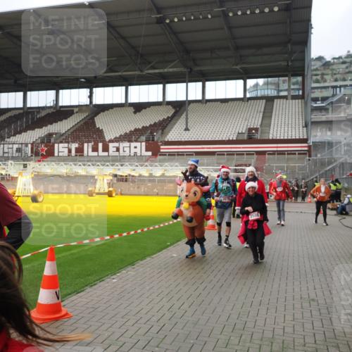 07.12.2025 - St. Pauli X-Mass-Run No. 15 Fabian Wolf http://msf.ph/oto/9422295 07.12.2025 11:51:26 Ziel 2374, 2585, 2589, 2670, 3116, 3449, 3451, 3959, 4340, 4609 meine-sportfotos.de