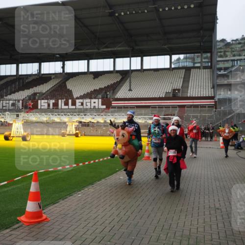 07.12.2025 - St. Pauli X-Mass-Run No. 15 Fabian Wolf http://msf.ph/oto/9422297 07.12.2025 11:51:27 Ziel 2374, 2585, 2589, 2670, 3116, 3449, 3451, 3959, 4340, 4609 meine-sportfotos.de